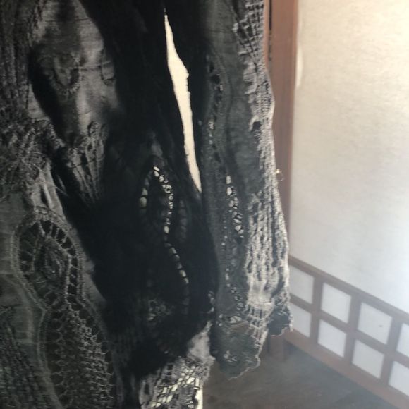 Gorgeous blouse boat neckline, embroidered with lace Banana Republic small NWOT - Picture 5 of 16